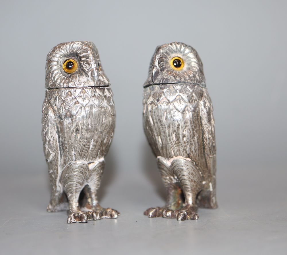 A pair of novelty silver pepperettes, modelled as owls, William Comyns & Sons Ltd, London, 1958, 58mm, gross 4 oz.